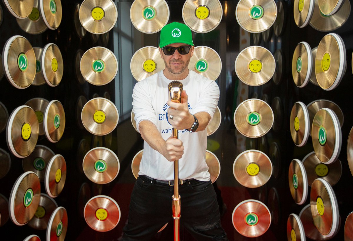 Happy Birthday <a href="/DonnieWahlberg/">Donnie Wahlberg</a>! 🎉 We hope your day is filled with a BBQ Bacon Burger &amp; lots of tots. 😎 💚