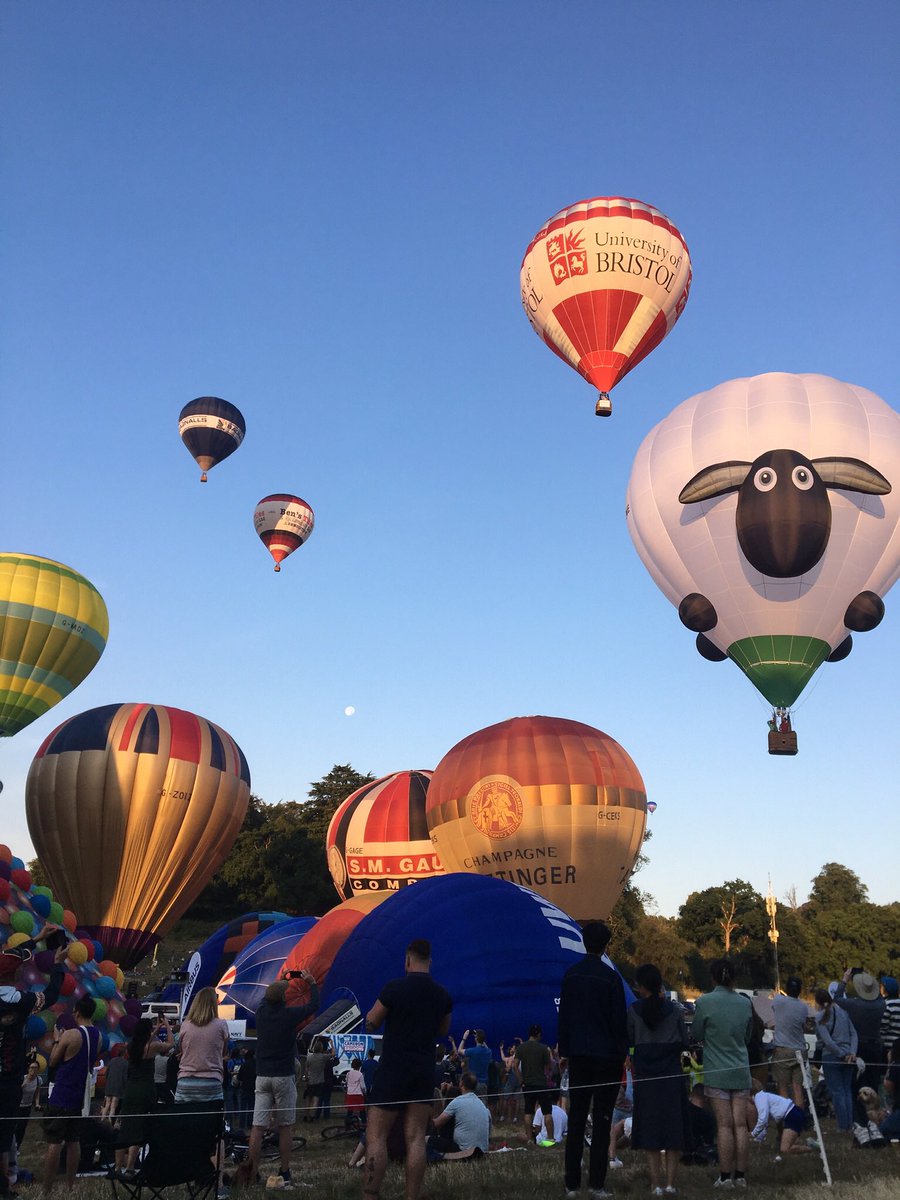 malonejennifer_'s tweet photo. Sunrise ascent at the Bristol Balloon Fiesta. Best viewed through sleepy eyes. https://t.co/7w5u7M8TTd