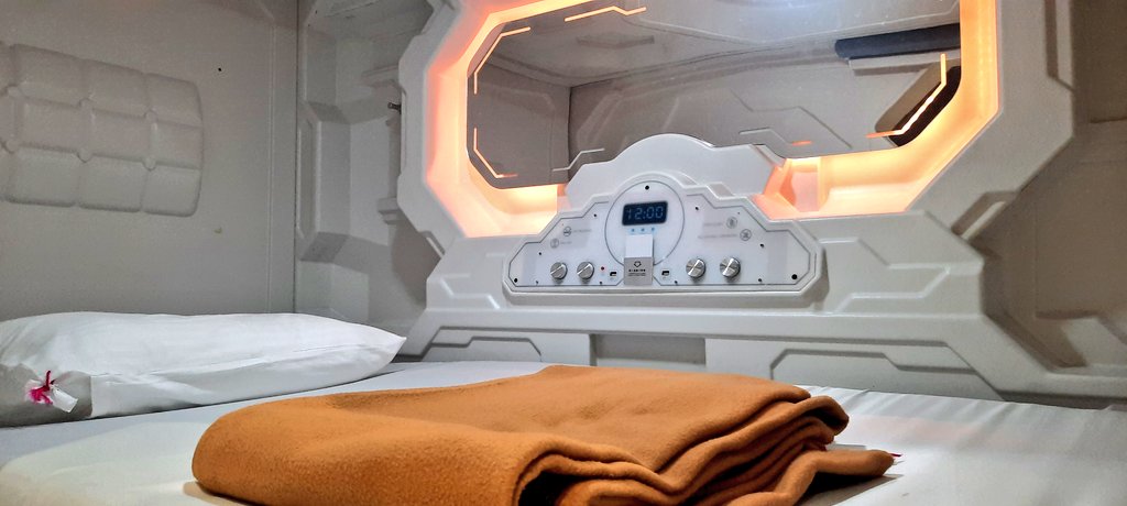 aaichnairport's tweet photo. 𝐂𝐚𝐭𝐜𝐡 𝐬𝐨𝐦𝐞 𝐬𝐥𝐞𝐞𝐩 𝐨𝐧 𝐭𝐡𝐞 𝐠𝐨!
Passengers arriving at Chennai Airport can now have a comfortable short stay with the launch of Sleeping pod facility (capsule hotel) in Domestic Arrival. This will greatly benefit transit passengers to rest and relax on the go. https://t.co/qfsUwmzowW
