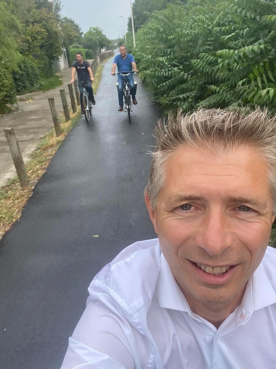 GilAverous's tweet photo. #Nature - Visite de terrain avec les élus et les services de @Chateauroux36 pour étudier la réalisation de nouveaux chemins de randonnées pédestres et cyclistes le long de l’Indre en direction de Déols. Un beau projet en perspective qui nécessitera quelques passerelles ! 😅 💦 🚲 https://t.co/HbJBTBLR1N