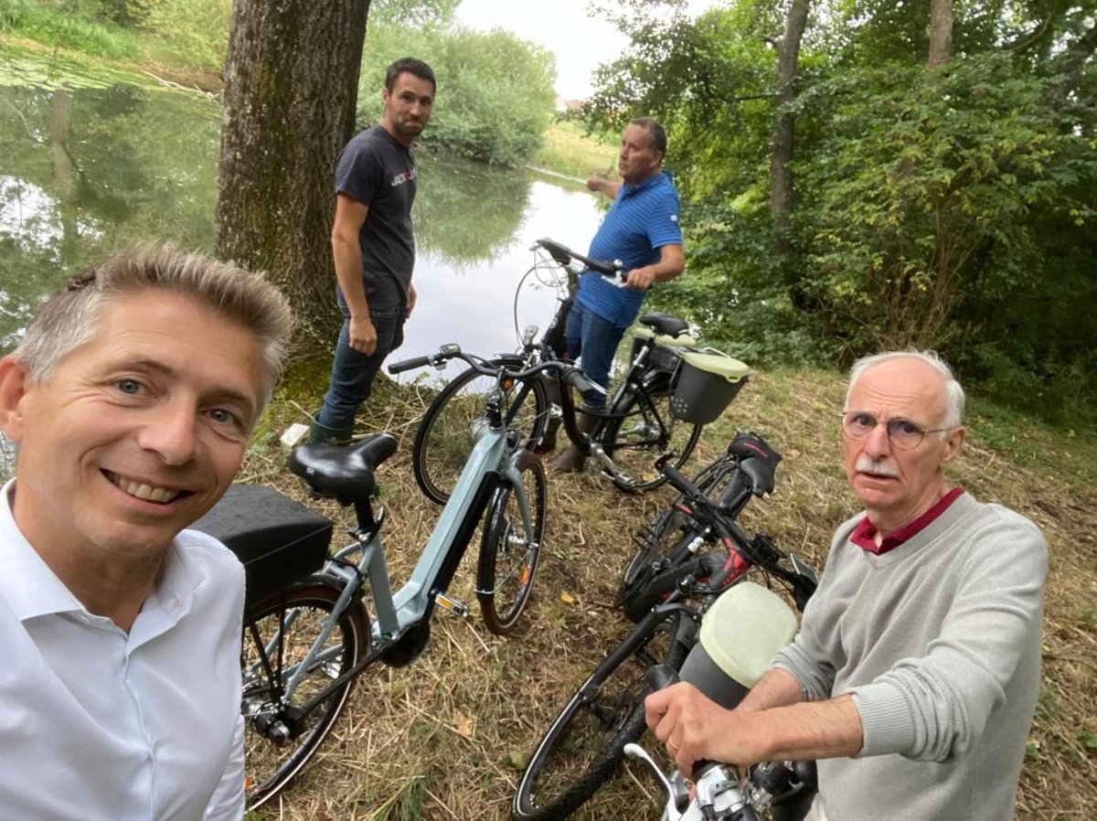 GilAverous's tweet photo. #Nature - Visite de terrain avec les élus et les services de @Chateauroux36 pour étudier la réalisation de nouveaux chemins de randonnées pédestres et cyclistes le long de l’Indre en direction de Déols. Un beau projet en perspective qui nécessitera quelques passerelles ! 😅 💦 🚲 https://t.co/HbJBTBLR1N