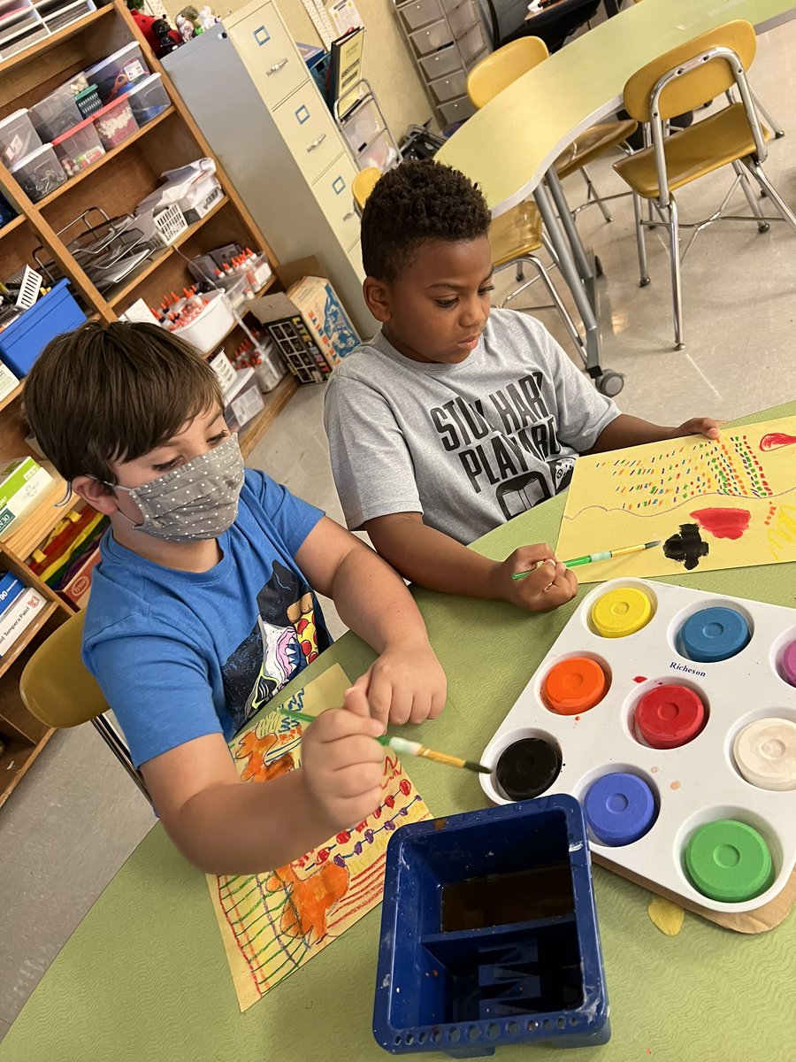 WMESArtists's tweet photo. Artists at work! Exploring colors and lines! https://t.co/nRBuZIRrBK