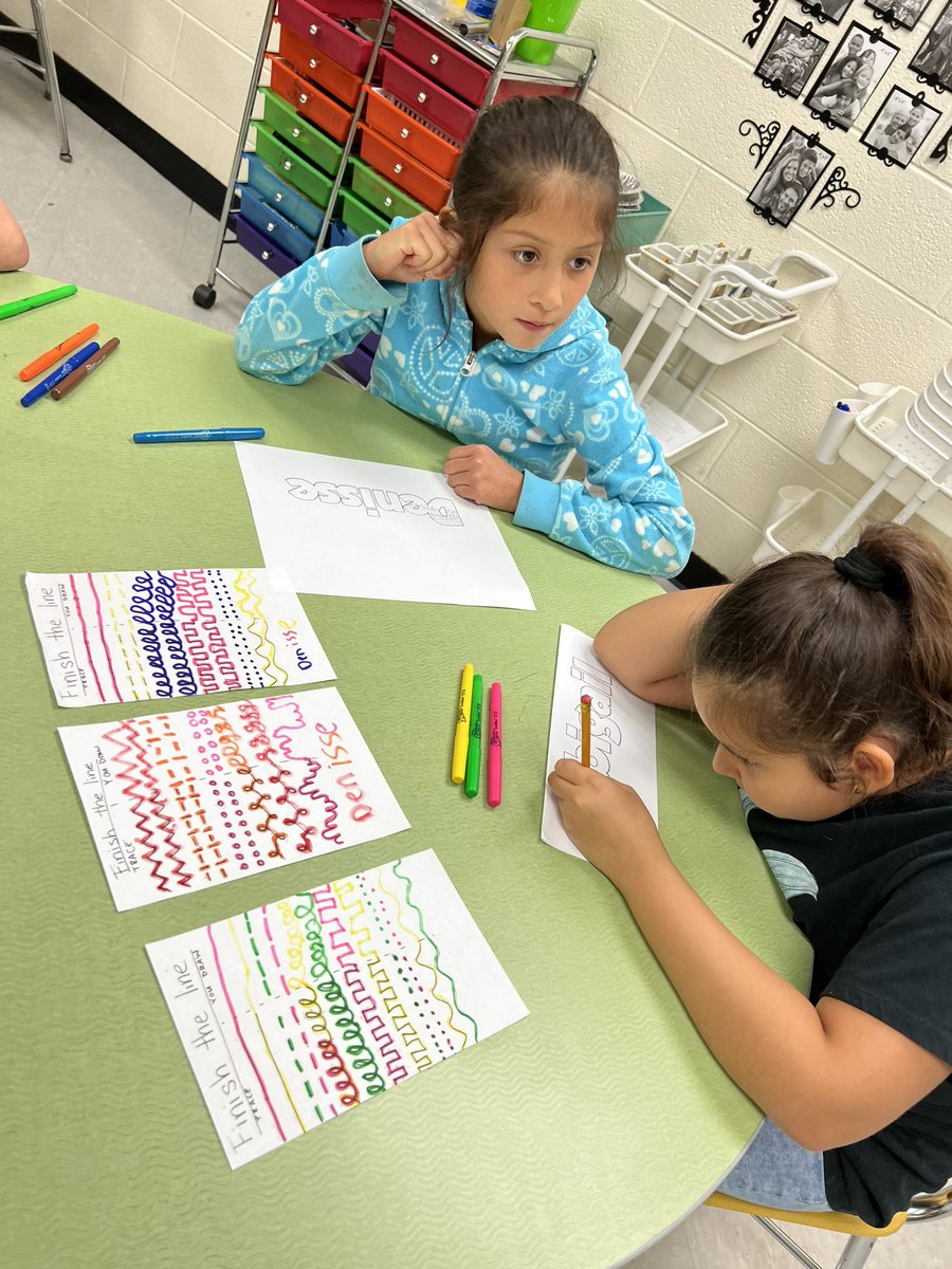 WMESArtists's tweet photo. Artists at work! Exploring colors and lines! https://t.co/nRBuZIRrBK