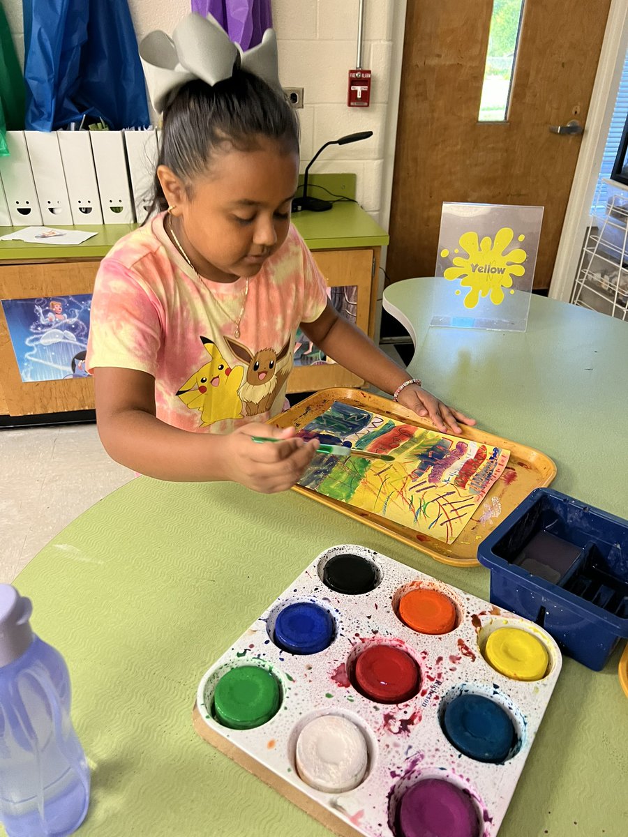 WMESArtists's tweet photo. Artists at work! Exploring colors and lines! https://t.co/nRBuZIRrBK