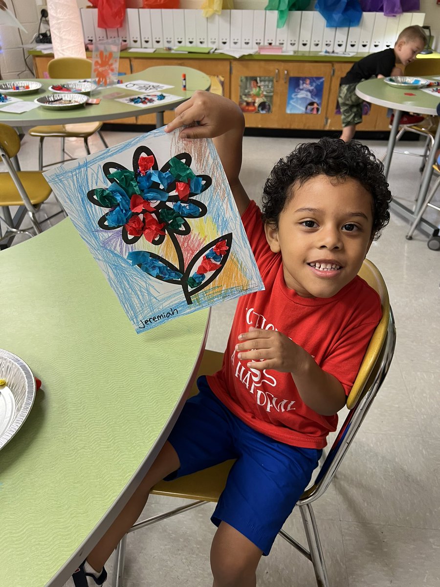 WMESArtists's tweet photo. Artists at work! Exploring colors and lines! https://t.co/nRBuZIRrBK