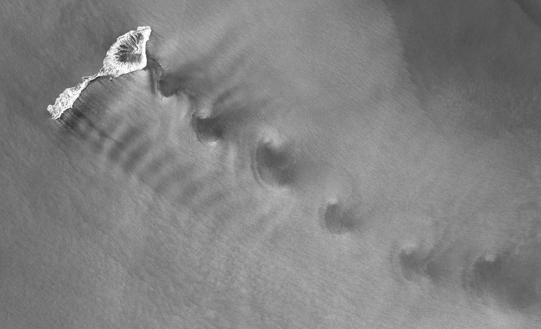 remi_wnd's tweet photo. A nice Sentinel-1 SAR image with gravity waves *and* vortex street downwind of Jan Mayen island in the artic ... cc @_DunkleWolke https://t.co/5N8z7qodjf nice in-situ picture๐
| Via @oceandatalab https://t.co/ST9pjJcBsz https://t.co/OaBYeklH19