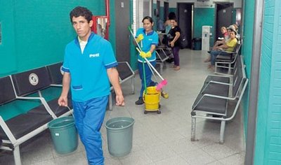 AmipsPy's tweet photo. Día 17 del mes

Trabajadores de la Ñembo Empresa Poti, hasta ayer no cobraban sus salarios. Que doloroso. Mientras Autoridades siguen intentando regalar dinero de IPS a los amigos con jugosas tercerizaciones de Imágenes. Lamentable todo esto. Es un acto verdaderamente inhumano https://t.co/8ktjIuC9u6