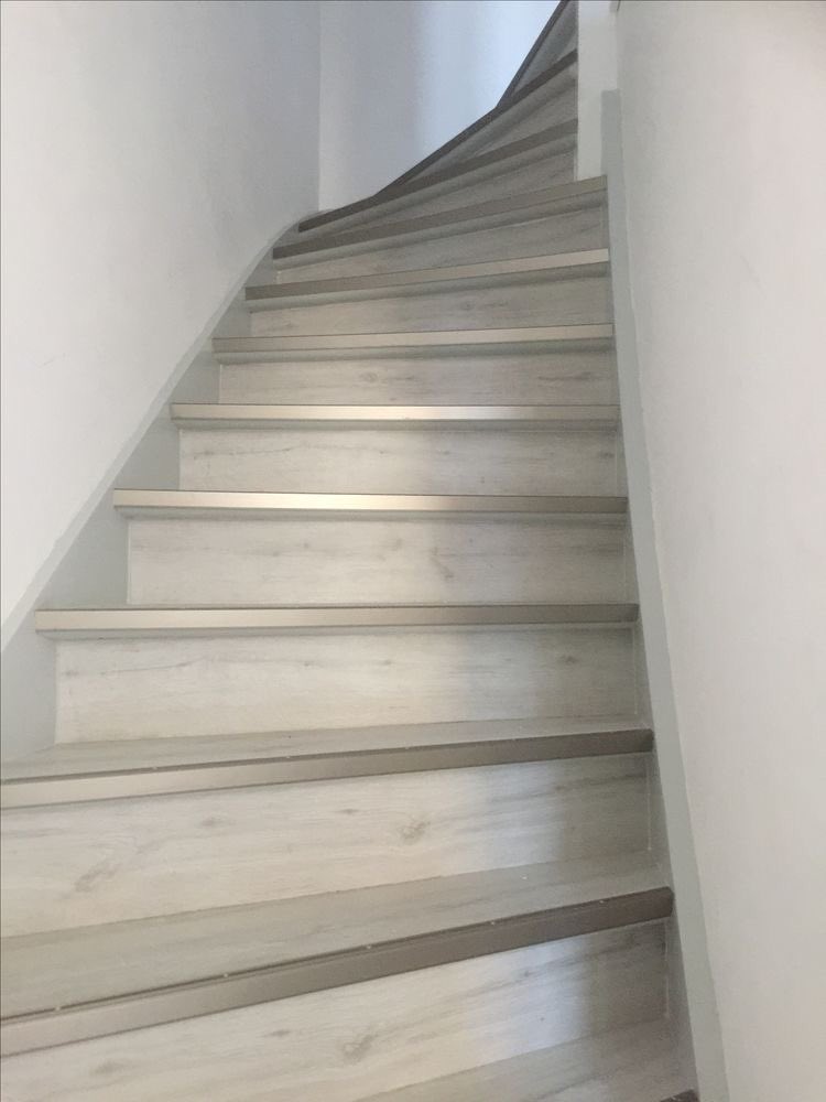 Stair nose +spc vinyl floor = beautiful luxury staircase 

#stairs #staircase #staircasedesign #staircasedetails #staircaseproject #staircaseinstallation #Phyna𓃵
