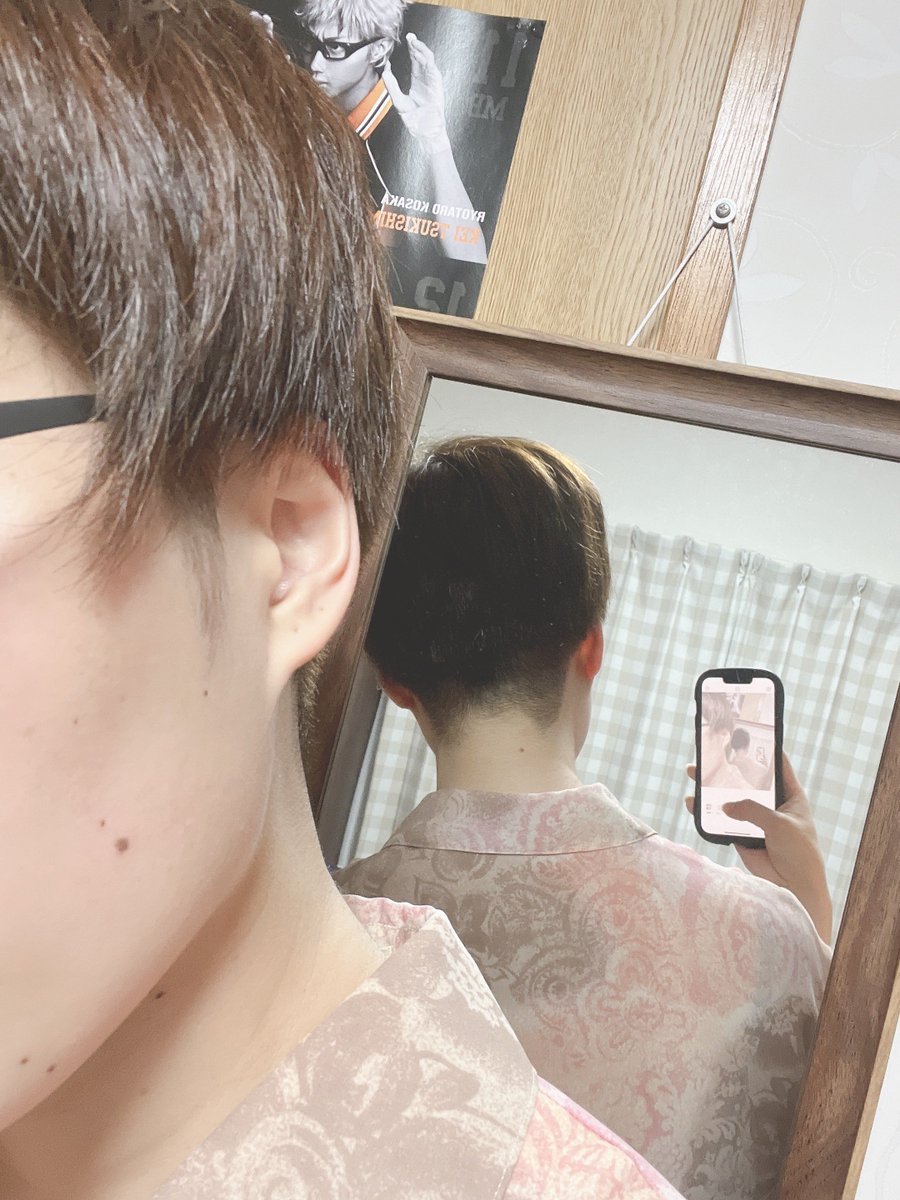美容院行ってきた!✂️
またガッツリ刈り上げしてきた💪✨
あと分かりにくいけど前より明るくした😆

ビフォー×1
アフター×3 