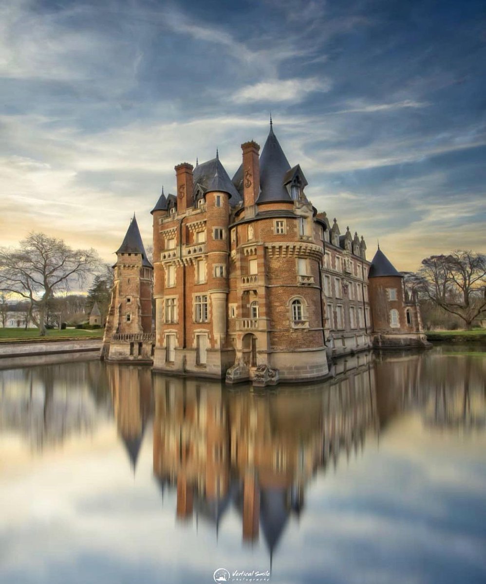 MyLoireValley's tweet photo. À Combreux, au cœur de la région naturelle de la forêt d'Orléans se trouve le magnifique château de Combreux. Une merveille d'architecture néogothique. 🏰

📸 vertical._.smile
#ValdeLoire #Loiret #Combreux https://t.co/vWbwSxH8hO