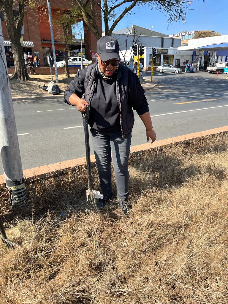 CRUMRegionA's tweet photo. Regional Director @AbigailNdlovu16 leading from the front ✊ Team work makes the dream work.
#RegionOfExcellence
@txmendrew1 @mphophalatse1 @CityofJoburgZA @LeahK28 https://t.co/mFtKJhftK8