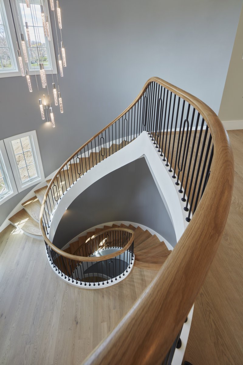 Groom_co's tweet photo. Nahant, MA 📍

The curved design of this staircase and the modern light fixtures are the perfect combination for this seaside home entryway.  
#entrywaygoals #staircase #modern #newbuild #groomconstruction #construction #customhome #residential #oceanviews #seaside https://t.co/sccOK532K8