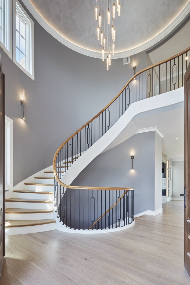 Groom_co's tweet photo. Nahant, MA 📍

The curved design of this staircase and the modern light fixtures are the perfect combination for this seaside home entryway.  
#entrywaygoals #staircase #modern #newbuild #groomconstruction #construction #customhome #residential #oceanviews #seaside https://t.co/sccOK532K8