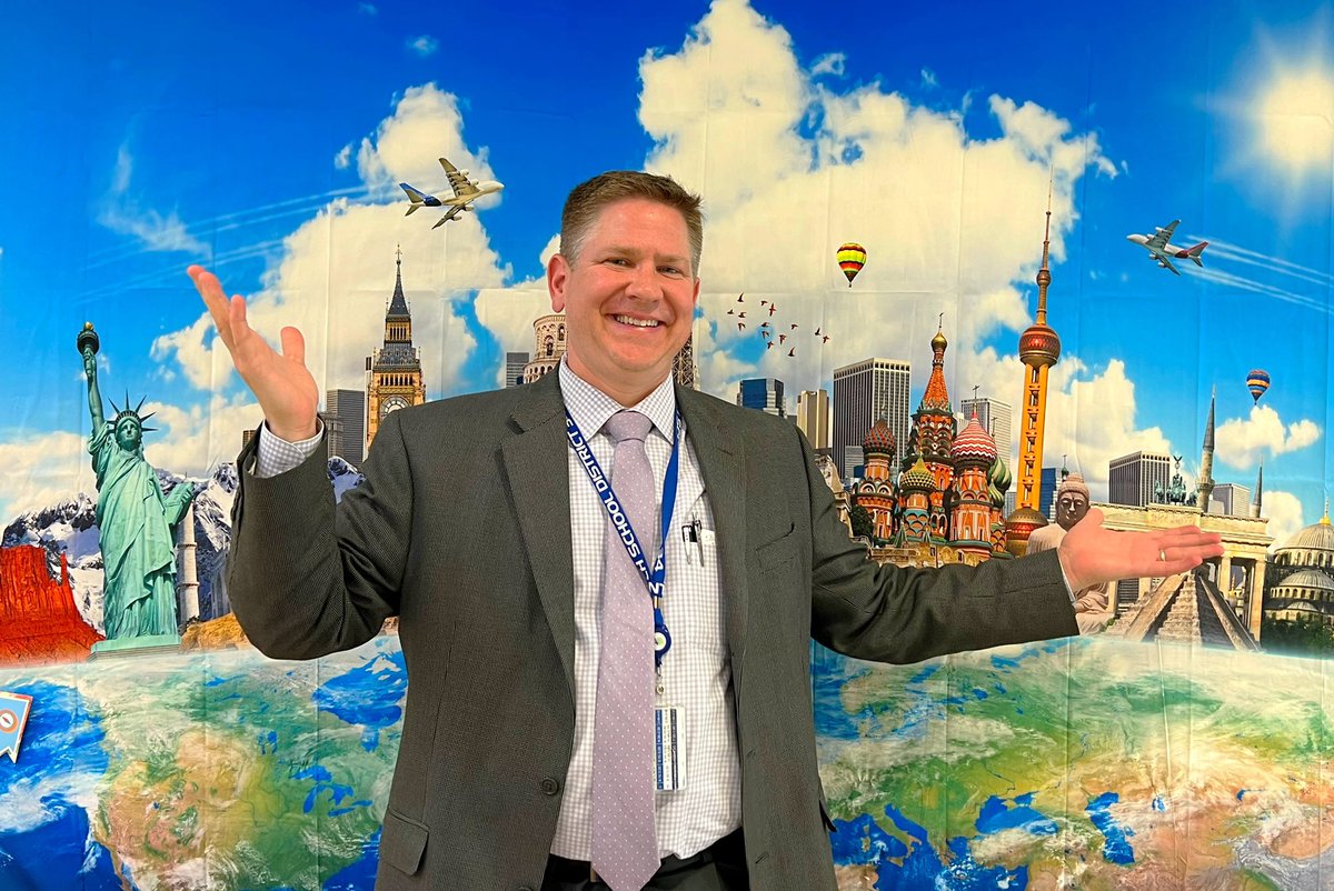 MrsAlliWaller's tweet photo. Special thanks to Mr. Borowiak for stopping by yesterday and welcoming family and students to an amazing adventure this 22-23 school year! #HillcrestHurricanes #SoarWithD34 #ExploreWithD34 #GoingGlobal https://t.co/Zce9IcTKq6