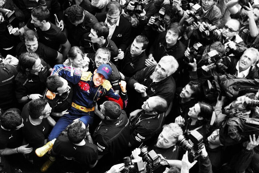 ocsebvettel's tweet photo. โIโm lighting a long way homeโฆโโค๏ธ
#VettelFlashback #Vettel #Seb5 https://t.co/HpCsdaOcem