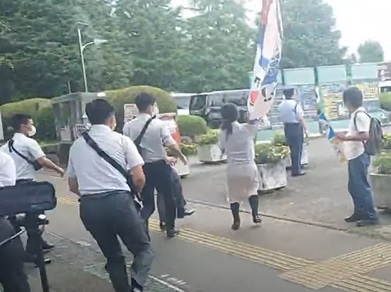 ishibs_kanagawa's tweet photo. 参院選の選挙演説で踊ったり絶叫したりして支援者からも見放された ＃萩山あゆみ だが、今日の街宣では抗議の市民に向かって突如猛ダッシュ。新たな奇行に警備の警察官も呆れ返っていた。こんな人物を来春の相模原市議選の立候補予定者にしているのが ＃日本第一党。どんどん見放されればよい。 https://t.co/Ak91EYU7OW