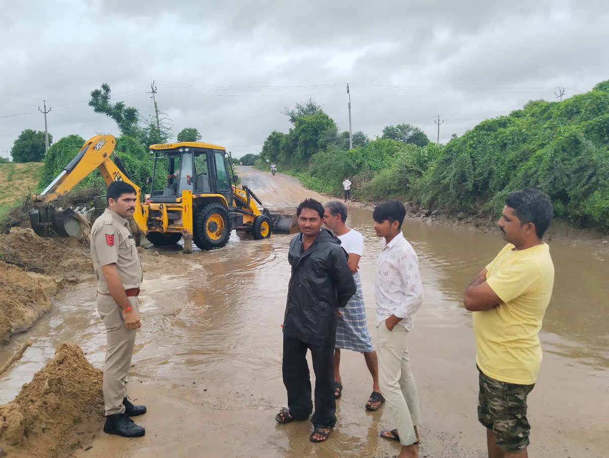 CollectorBK's tweet photo. સમગ્ર  જિલ્લામાં છેલ્લા ૨૪ કલાથી વધુ સમયથી અવિરત વરસી રહેલા વરસાદના લીધે ગામોને જોડતા મુખ્ય માર્ગો પર પાણી ફરી વળ્યા છે. ધાનેરા તાલુકાના બાપલાથી આલવાડા ગામ જતા મુખ્ય રસ્તા ઉપર ભરાયેલ પાણીનો તંત્ર દ્વારા નિકાલ કરવામાં આવ્યો છે. જેનાથી આ વિસ્તારના ગામોમાં રોડ કનેક્ટીવીટી પૂર્વવત છે https://t.co/GcPxOSAc3x