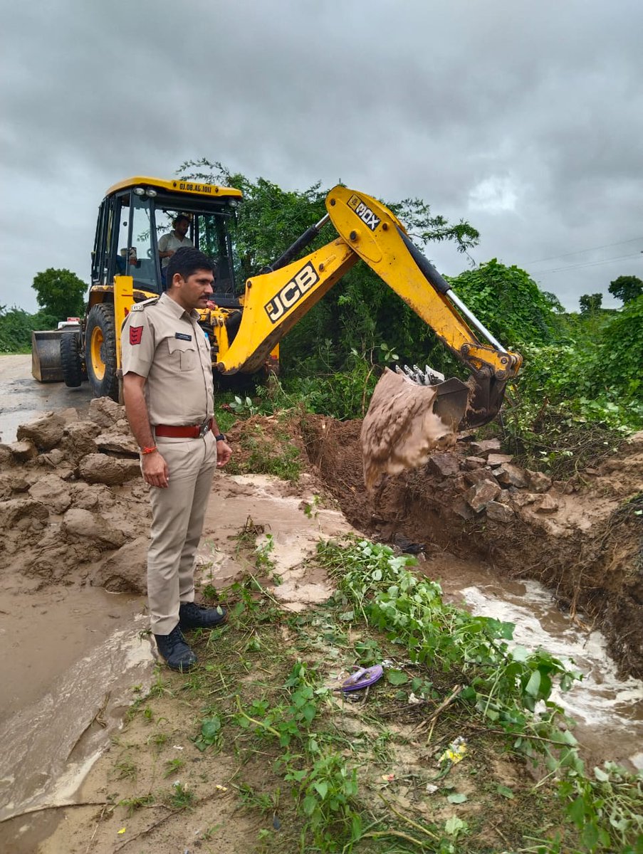 CollectorBK's tweet photo. સમગ્ર  જિલ્લામાં છેલ્લા ૨૪ કલાથી વધુ સમયથી અવિરત વરસી રહેલા વરસાદના લીધે ગામોને જોડતા મુખ્ય માર્ગો પર પાણી ફરી વળ્યા છે. ધાનેરા તાલુકાના બાપલાથી આલવાડા ગામ જતા મુખ્ય રસ્તા ઉપર ભરાયેલ પાણીનો તંત્ર દ્વારા નિકાલ કરવામાં આવ્યો છે. જેનાથી આ વિસ્તારના ગામોમાં રોડ કનેક્ટીવીટી પૂર્વવત છે https://t.co/GcPxOSAc3x
