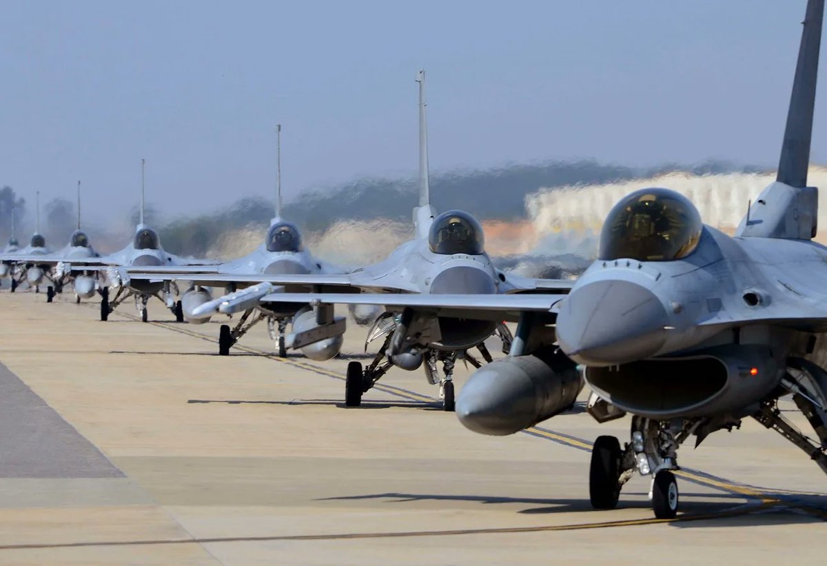 pilotphotog's tweet photo. Viper's nest #F16 #electricjet https://t.co/i8WVAcHwfH
