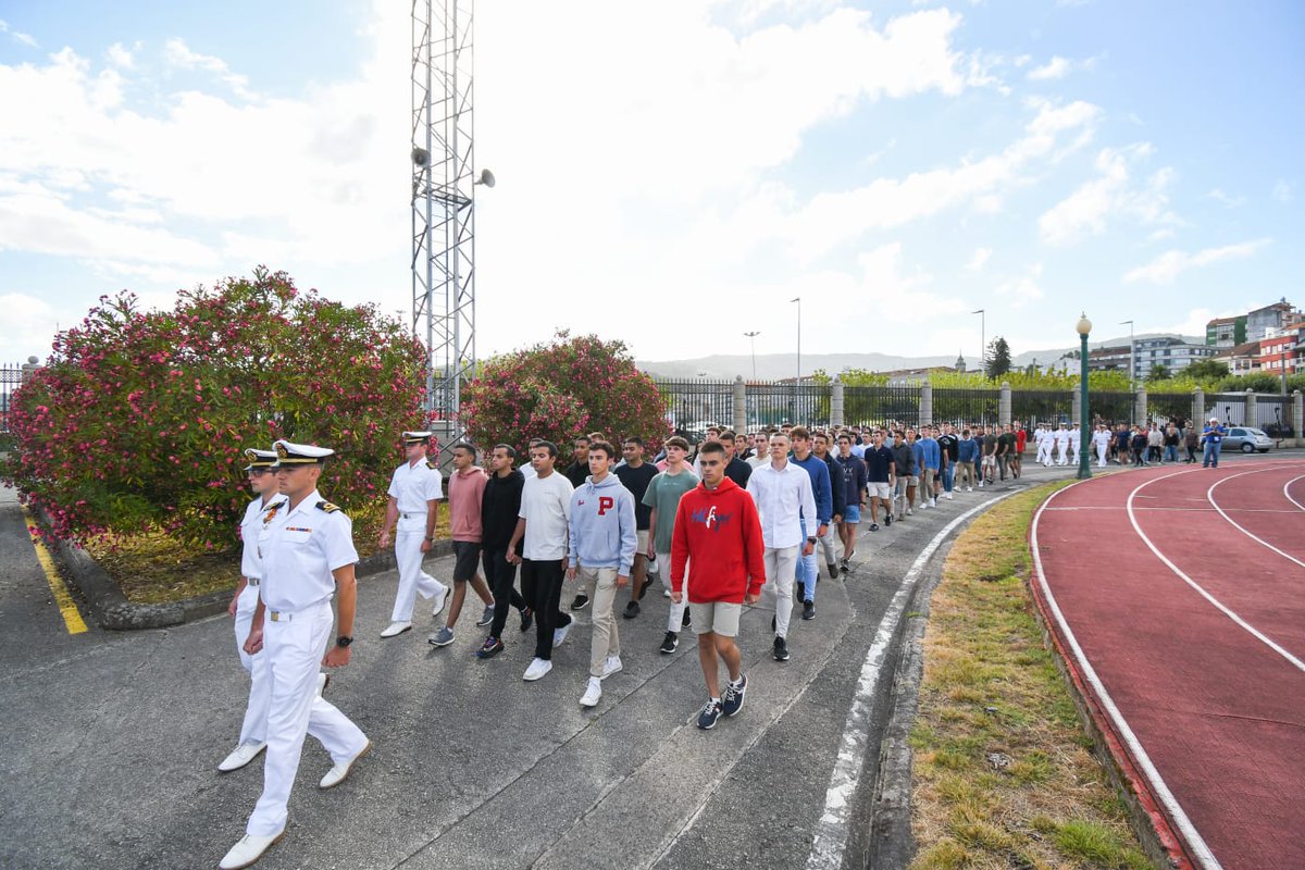 Armada_esp's tweet photo. Esta mañana se ha incorporado a la #EscuelaNavalMilitar la nueva promoción de aspirantes que comienzan hoy mismo su formación como oficiales.
¡Bienvenidos a la Armada!

#SomosLaArmada🇪🇸⚓️
#DefendemosEspañaEnYDesdeLaMar https://t.co/yqxhWuqkjh