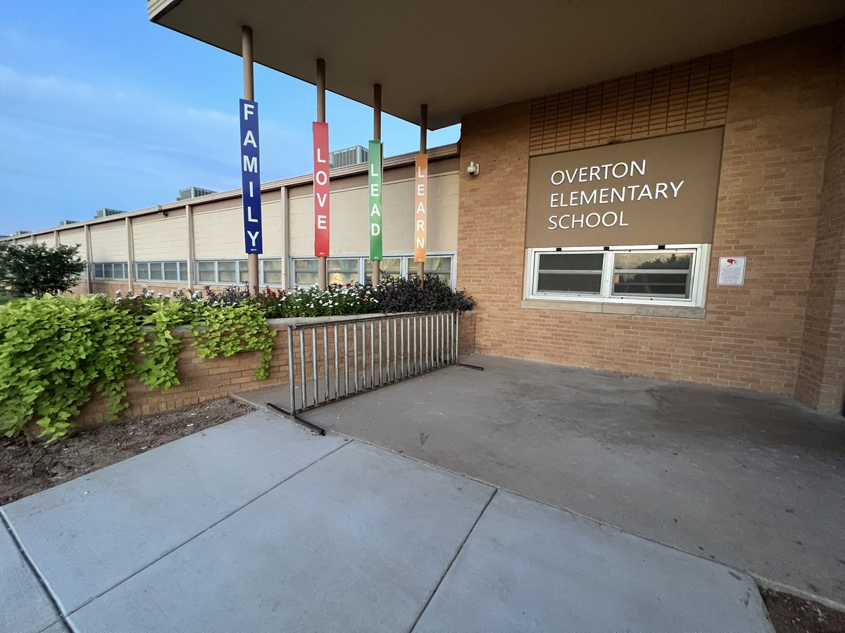 OvertonElem's tweet photo. Our entrance has been redone &amp; looks wonderful for the first day back to school. #OnlyAtOverton #plantshavebloomed https://t.co/pcX3Vtug6E