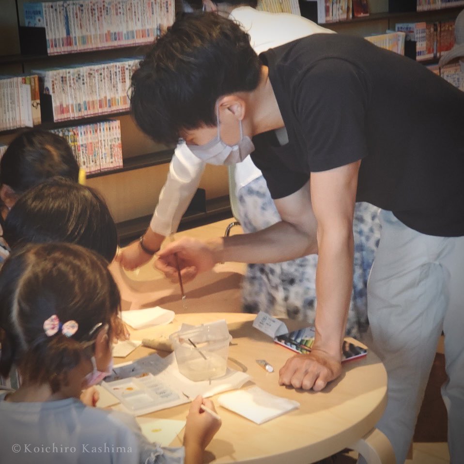 先日のワークショップで描いて頂いた作品たちのご紹介 -1-「何になってみたい?」コース

顔だけが描かれたポストカードに、なりたい自分を自由に描いて頂くワークショップです!

僕では思いつかないような作品たちがたくさん生まれました!

#鹿島孝一郎 #絵本作家 #ワークショップ 