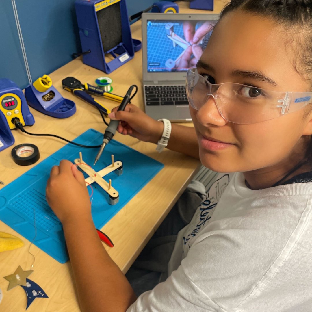 electricgirlsed's tweet image. Future #AeronauticalEngineer in the making! 
Check out those mini-drone building skills!

#ElectricGirls #minidrones #shecanstem #futureofstem #ifthenshecan #STEM #STEMeducation #NOLA