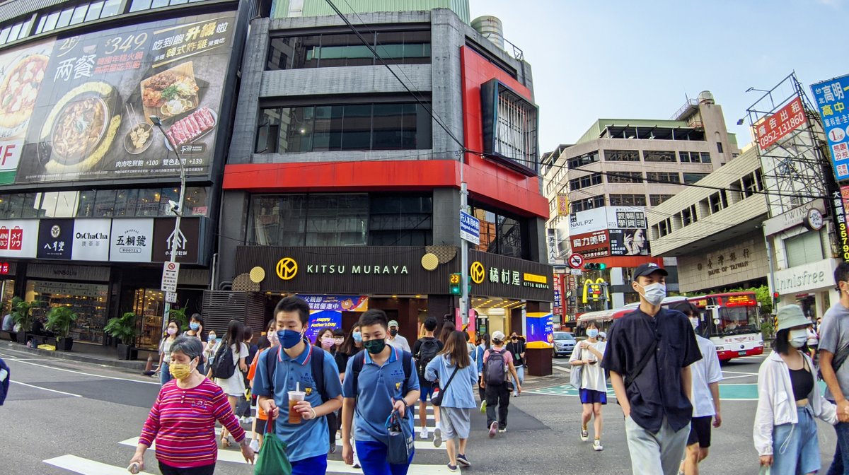 商店經常變動的「桃園車站」前商圈.....現在的樣子。 Taoyuan Station Front Commercial District - ★看「一年前的桃園車站商圈」影片：https://t.co/L4CxkLKV5k -