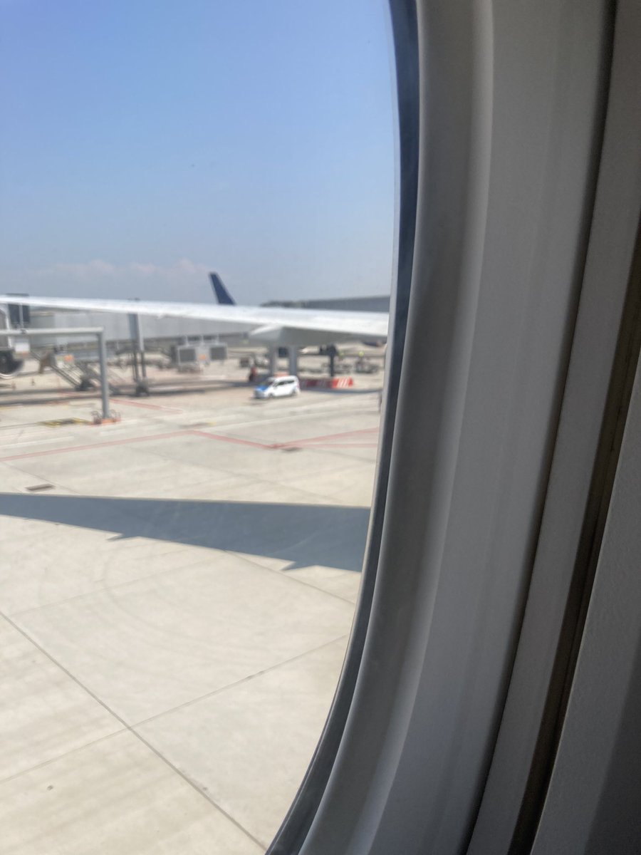 1/2 Ready for take off. Tijd voor een lijstje van alles wat er kapot is gegaan,  versleten, gejat of verloren. In chronologische volgorde:
Helm (vervangen)
Fietsshirt (vervangen)
Fietsbroek (vervangen)
Fietssokjes (versleten)
Handschoentjes (vervangen)
Bidon (vervangen)