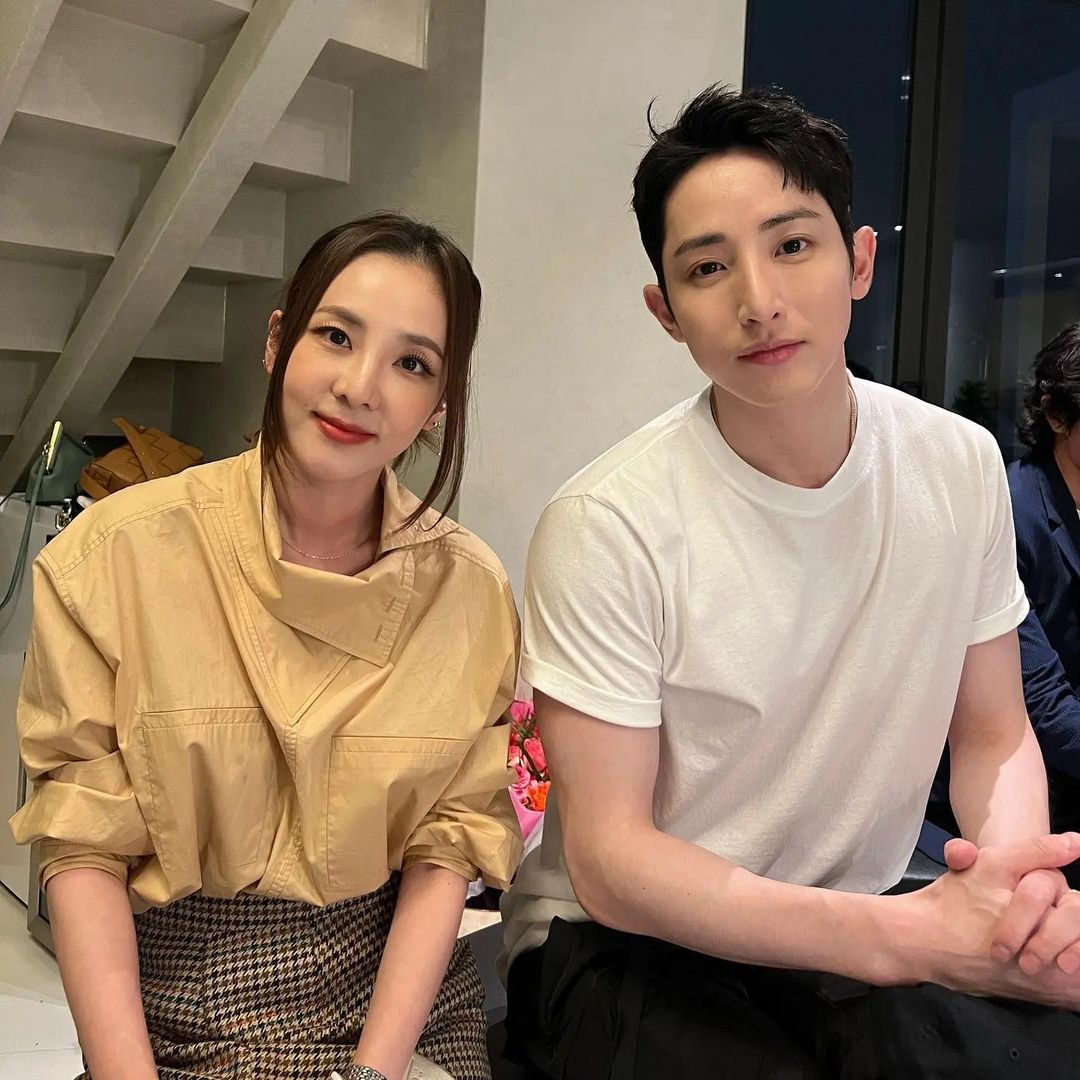 SaGiantPenguin's tweet photo. ตอนนั้นไม่ให้รีโพสต์😅(ตอนนี้คงลงได้ละ)​ น่า���ะต้องรอให้ปล่อยรูปออกสื่อก่อน เจ้าของรูปเป็นผู้เชี่ยวชาญเรื่องผลิตภัณฑ์​ยา // รูปดาร่านี่ปล่อยมาวันนี้
#LeeSooHyuk #이수혁  #LXXSXXHKKK #LeeHyukSoo
#DiaMomo https://t.co/F0CbFulCMR