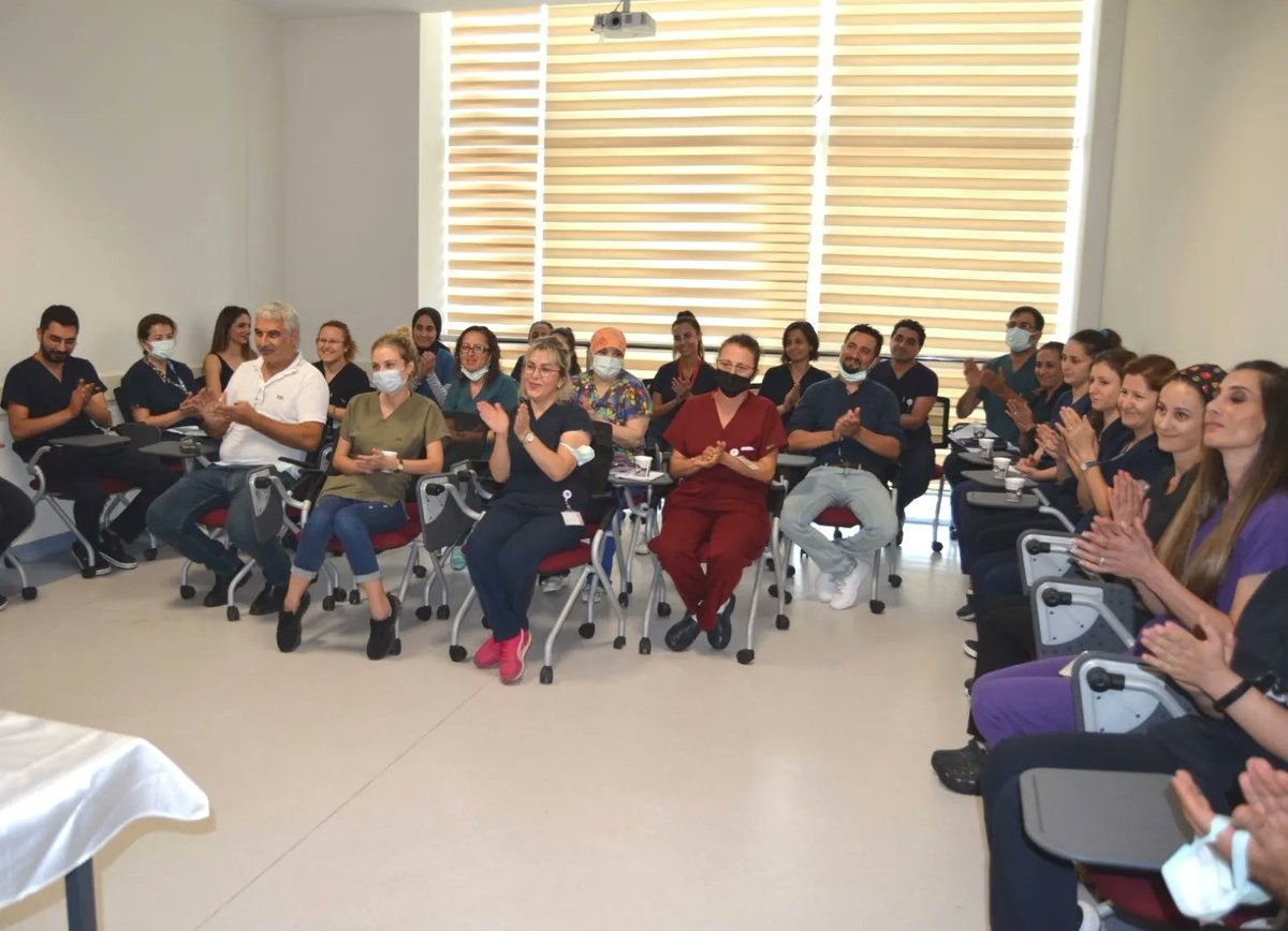 hemsireyizbiz_'s tweet photo. Alanya Eğitim Araştırma Hastanesinde yeni göreve başlayan Başhekim Oğuz Karahan‘ın talimatıyla hastanedeki yeni birim sorumluları mesai arkadaşlarının oyları ile seçildi. https://t.co/qDepky94Xe