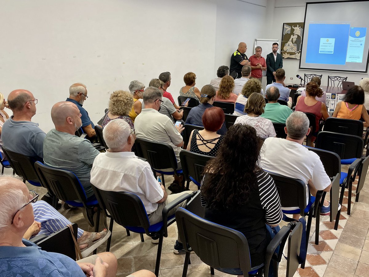 ajrodadebera's tweet photo. 📱Ahir vam presentar la nova app de seguretat ciutadana #RdBAmbTu desenvolupada per @goilsecurity 

👉🏼 En menys d’un dia hem rebut prop de 200 registres. 

🔗 https://t.co/48t4m45yDQ  

🔹iOS: https://t.co/v38Q7JODfD 

🔹Android: https://t.co/vGWHQutlAm

#PoliciaLocalAmbTu https://t.co/hGzogF517a