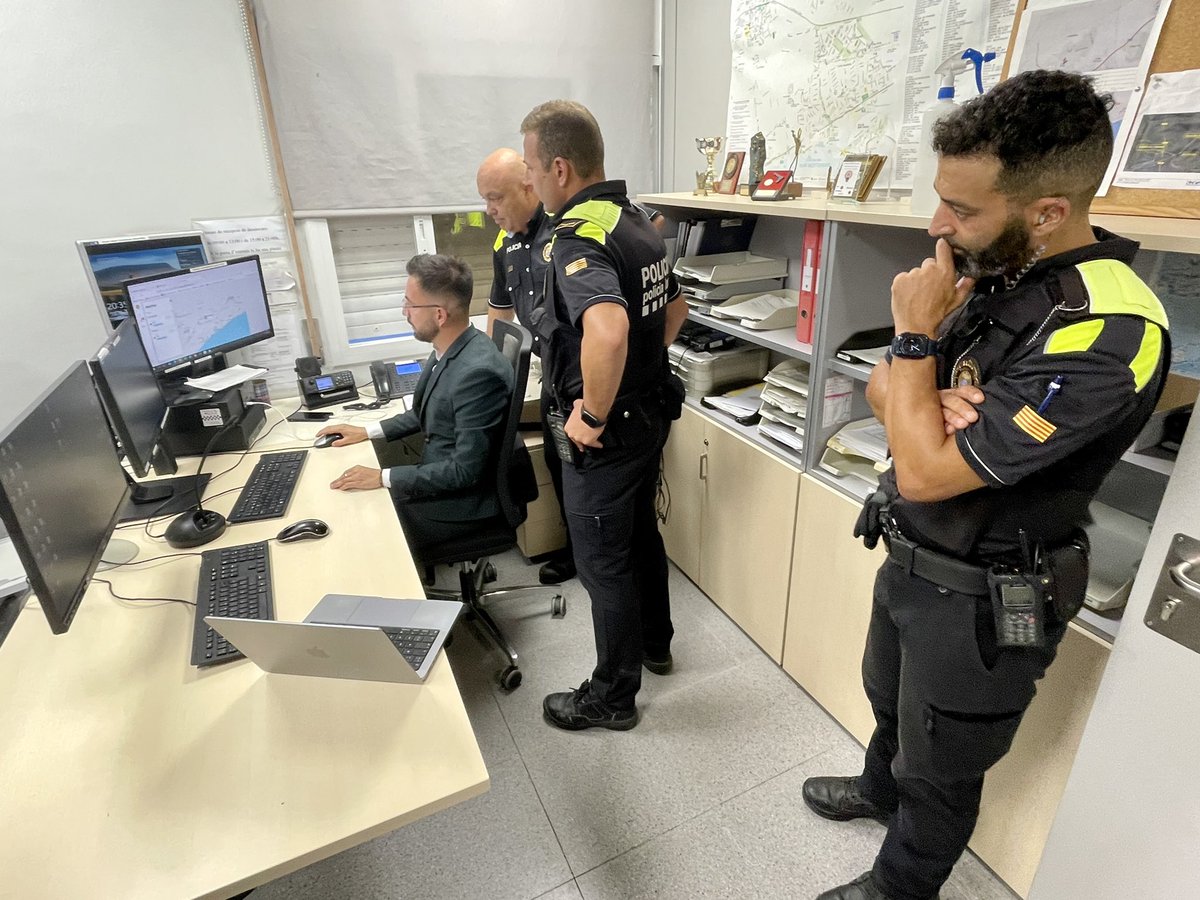 ajrodadebera's tweet photo. 📱Ahir vam presentar la nova app de seguretat ciutadana #RdBAmbTu desenvolupada per @goilsecurity 

👉🏼 En menys d’un dia hem rebut prop de 200 registres. 

🔗 https://t.co/48t4m45yDQ  

🔹iOS: https://t.co/v38Q7JODfD 

🔹Android: https://t.co/vGWHQutlAm

#PoliciaLocalAmbTu https://t.co/hGzogF517a