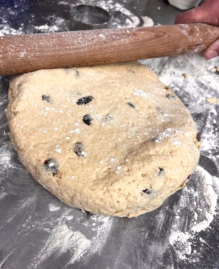 KentisburyG's tweet photo. Scones are ready for the oven... π
#CreamFirstthenJam #AfternoonTea #CreamTea #EatLocal #DevonRestaurant #DevonBiz #Lynton #Lynmouth #Bideford #Barnstaple #Braunton #Ilfracombe #CombeMartin #Croyde #Exmoor #SouthMolton #Tiverton #Torrington #DevonFood #DevonFoodies https://t.co/XEcXNVPmEm