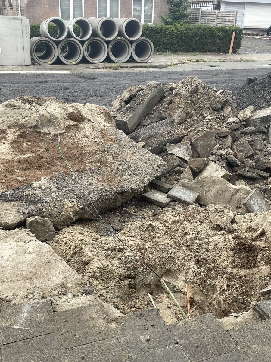 jnnck's tweet photo. @proximus werken hier in de straat hebben de fiber kabels doorgetrokken. Hoe snel fixen jullie zoiets? (Evergemsesteenweg, 9032 Wondelgem) (thv nr 104) https://t.co/aorN2qANy0