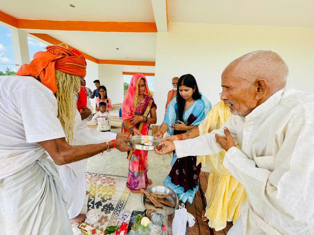 rajeshyadavmlc's tweet photo. जनपद बाराबंकी के प्रसिद्ध पौराणिक स्थल बाबा मस्तराम दास जी की कुटी पर आनेवाले श्रद्धालुजनो की उपयोग एवं सेवाकार्य हेतु  श्रद्धालु विश्रामालय के निर्माण का आज हमारी माता जी ने भूमिपूजन कर निर्माण कार्य शुभारंभ कराया ।

बाबा मस्तराम जी की कृपा और आशीर्वाद सभी भक्तजनों पर बनी रहे। https://t.co/inQvCwmXrV