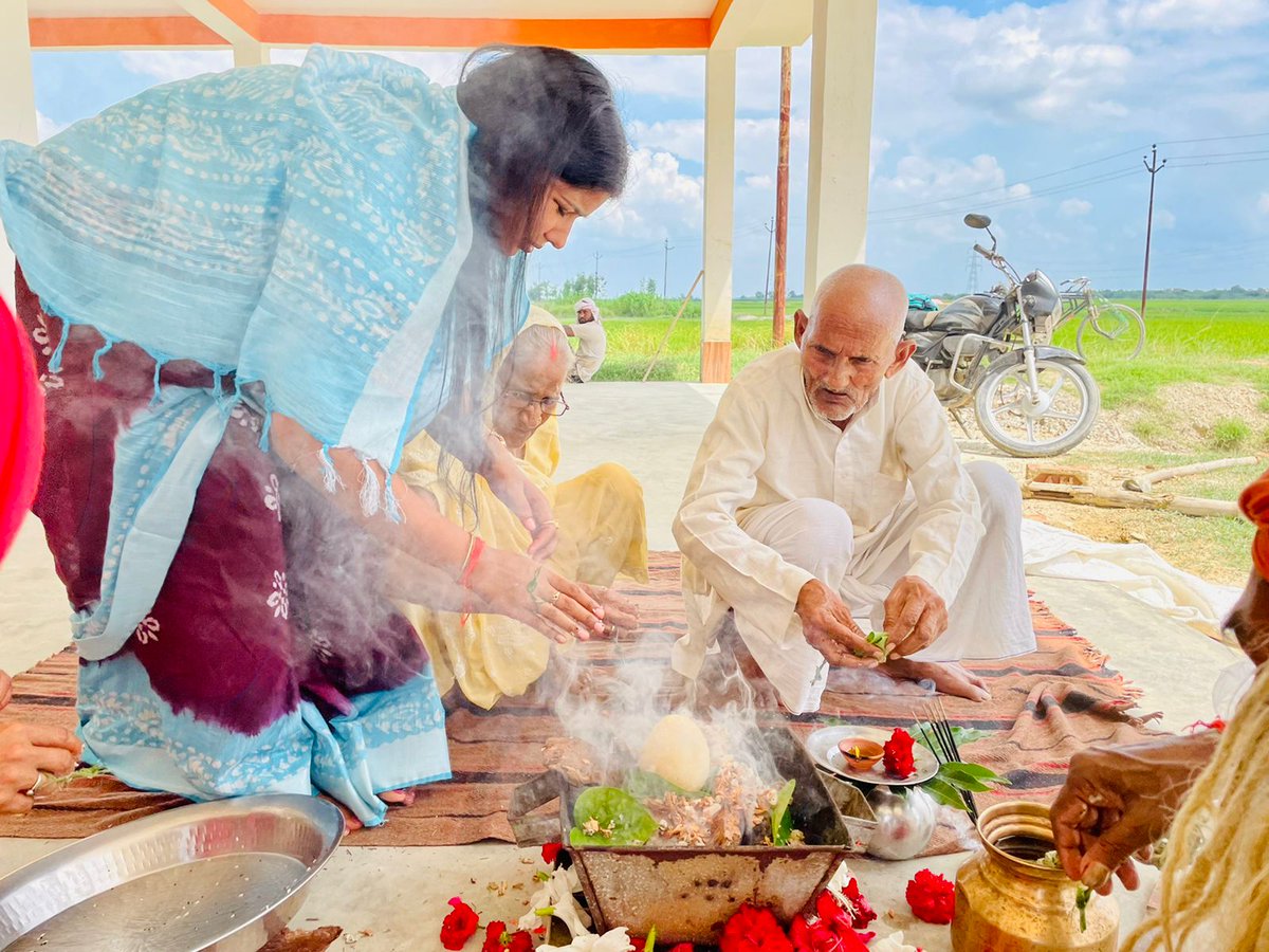 rajeshyadavmlc's tweet photo. जनपद बाराबंकी के प्रसिद्ध पौराणिक स्थल बाबा मस्तराम दास जी की कुटी पर आनेवाले श्रद्धालुजनो की उपयोग एवं सेवाकार्य हेतु  श्रद्धालु विश्रामालय के निर्माण का आज हमारी माता जी ने भूमिपूजन कर निर्माण कार्य शुभारंभ कराया ।

बाबा मस्तराम जी की कृपा और आशीर्वाद सभी भक्तजनों पर बनी रहे। https://t.co/inQvCwmXrV