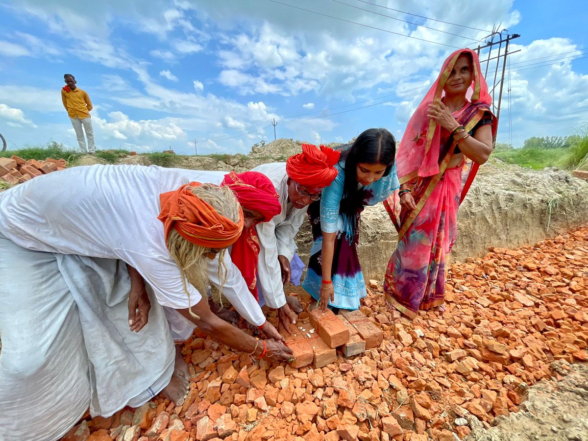 rajeshyadavmlc's tweet photo. जनपद बाराबंकी के प्रसिद्ध पौराणिक स्थल बाबा मस्तराम दास जी की कुटी पर आनेवाले श्रद्धालुजनो की उपयोग एवं सेवाकार्य हेतु  श्रद्धालु विश्रामालय के निर्माण का आज हमारी माता जी ने भूमिपूजन कर निर्माण कार्य शुभारंभ कराया ।

बाबा मस्तराम जी की कृपा और आशीर्वाद सभी भक्तजनों पर बनी रहे। https://t.co/inQvCwmXrV