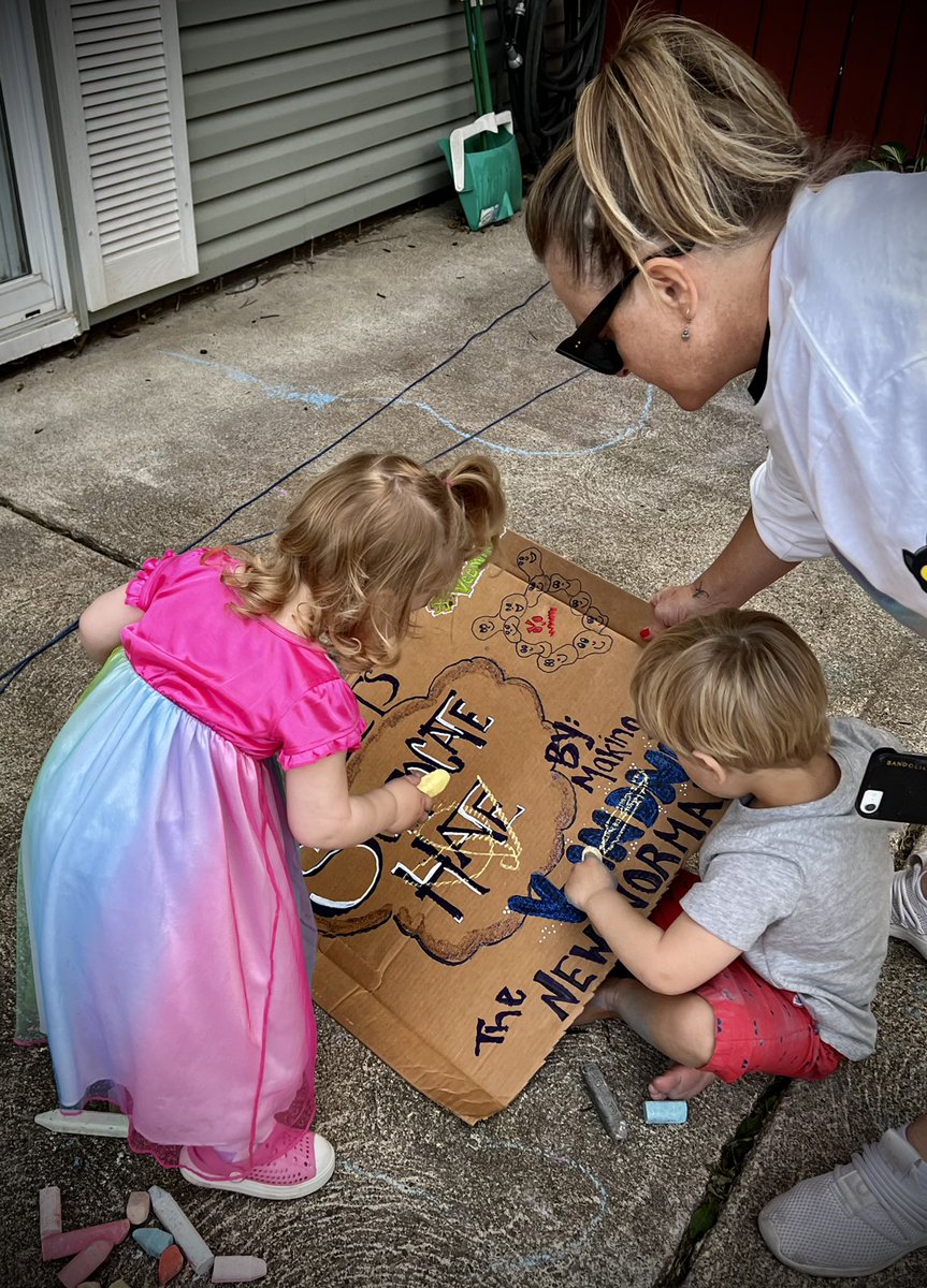 Chezjenijen's tweet photo. #Suffocatehate. Just a #Veeminder ❤️Lead our next generations by example!! @garyvee @krainak @veefriends @veeminders I encourage @jaysongerbec @VeeRocks_eth @VeefriendsNews @Buckeyes97 @bizonfuteee to make your own sign to spread the word. https://t.co/ghHUcmGivH
