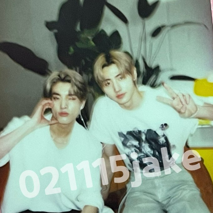 SHJLAND's tweet photo. ร้องไห้หนักมาก โพลารอยด์ซองฮุนเจค T_T https://t.co/uy3DQ23zlc