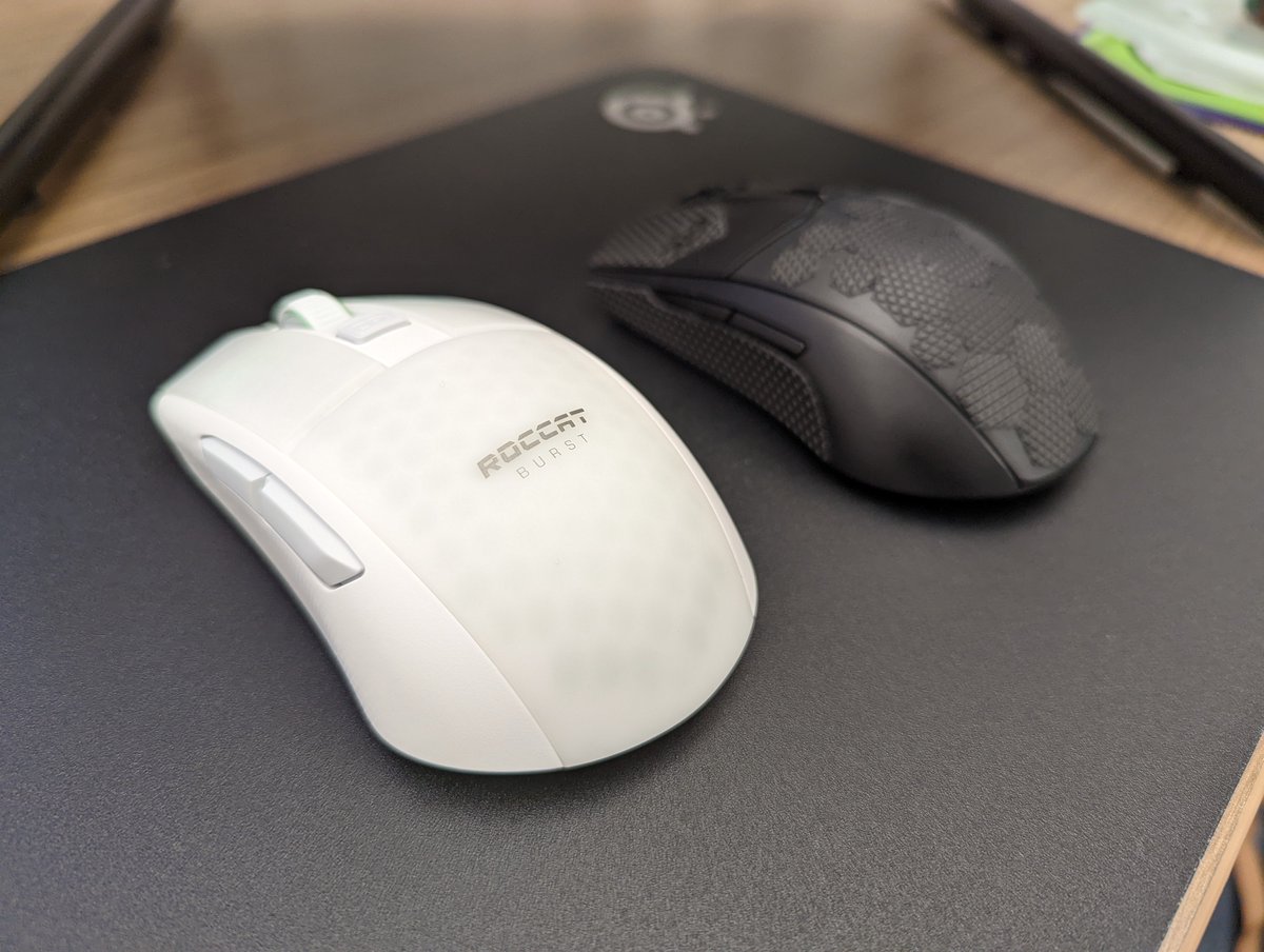 Finally have the @ROCCAT #BurstProAir on my desk at work. It's up against a heavy hitter and probably its most direct competition.

#ControlYourBurstProAir #KoneBurstProAir #experienceprecision #ad