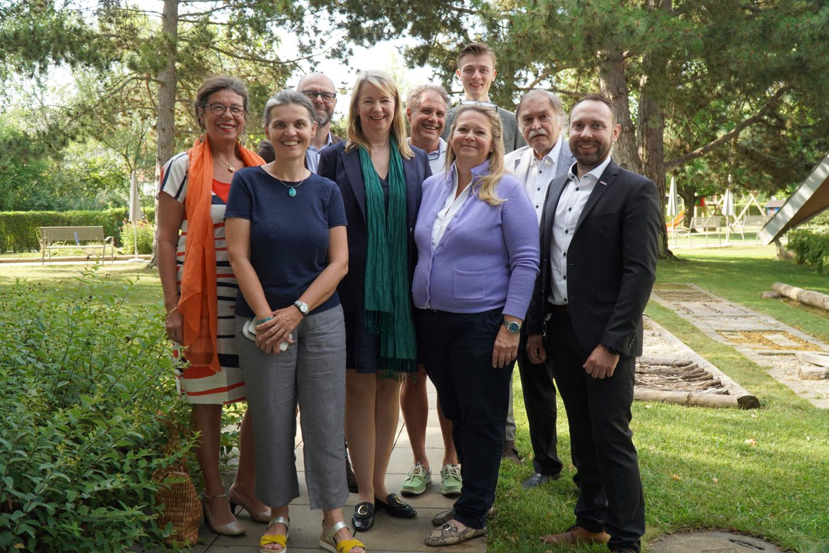 UBIT_Wien's tweet photo. Sommertreffen der ExpertsGroup Wirtschaftsmediation Wien, NÖ &amp; Burgenland: 
Spannende Inputs erhielten die Teilnehmenden von Dr. Anita von Hertel (Hamburg). Gemeinsam haben die UBIT Wien, NÖ und Burgenland und die jeweiligen Landessprecher*innen der EGWIME diesen Tag organisiert. https://t.co/7K2f2GroAQ