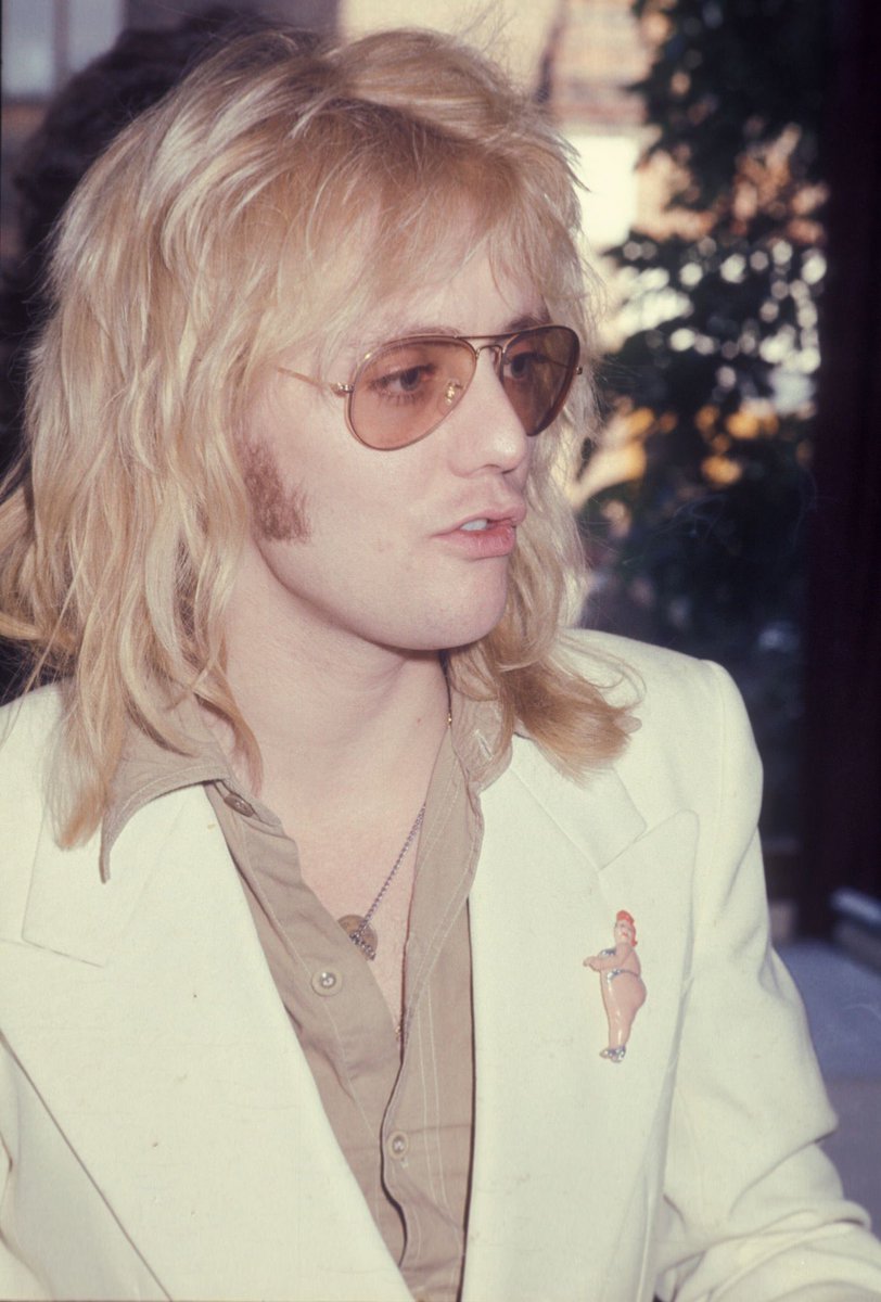 Roger Taylor at Kempton Park Race Course, Surrey, UK, 16th October 1976.

📸 Watal Asanuma