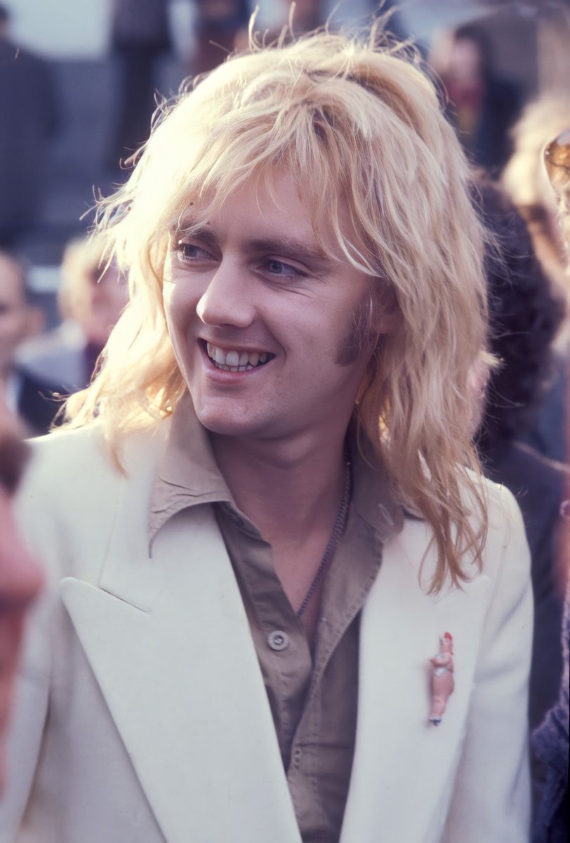 Roger Taylor at Kempton Park Race Course, Surrey, UK, 16th October 1976.

📸 Watal Asanuma