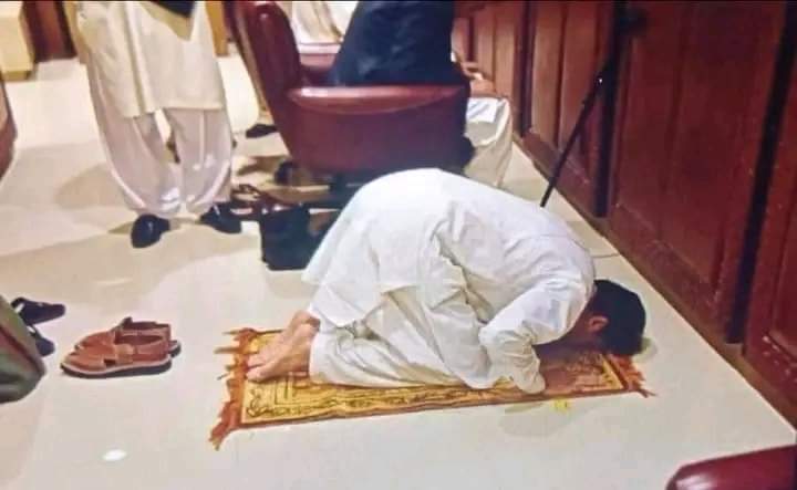 thealphascript_'s tweet photo. آج ہی کے دن 18 اگست یعنی چار سال پہلے عوام کے ووٹ سے اپ وزیراعظم پاکستان  بنے تھے ،انشاالله اس دفعہ اپ عوام کے جنون سے دو تہائی اکٽریت کے ساتھ واپس آئینگے۔
@PTIofficial @InsafPK 
@fawadchaudhry @zartajgulwazir https://t.co/tucosZhSFG