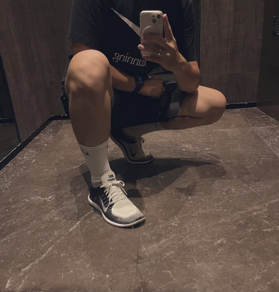 襪子養很久了🥵🥵來聞嗎？
#白襪 #長襪 #腿控 #原味襪子