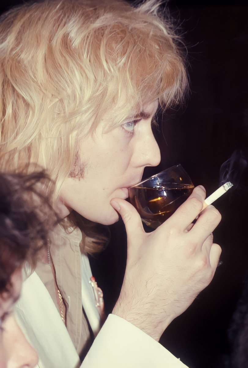 Roger Taylor at Kempton Park Race Course, Surrey, UK, 16th October 1976.

📸 Watal Asanuma