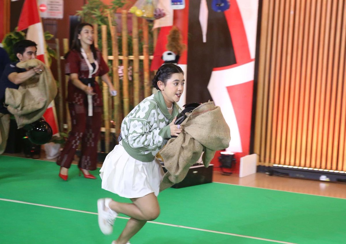 TonightShow_NET's tweet photo. Spoiler eps. kemerdekaan! #TeamHost vs #TeamCrew dukung siapa guys? 😂 https://t.co/PhMTJS8CqR
