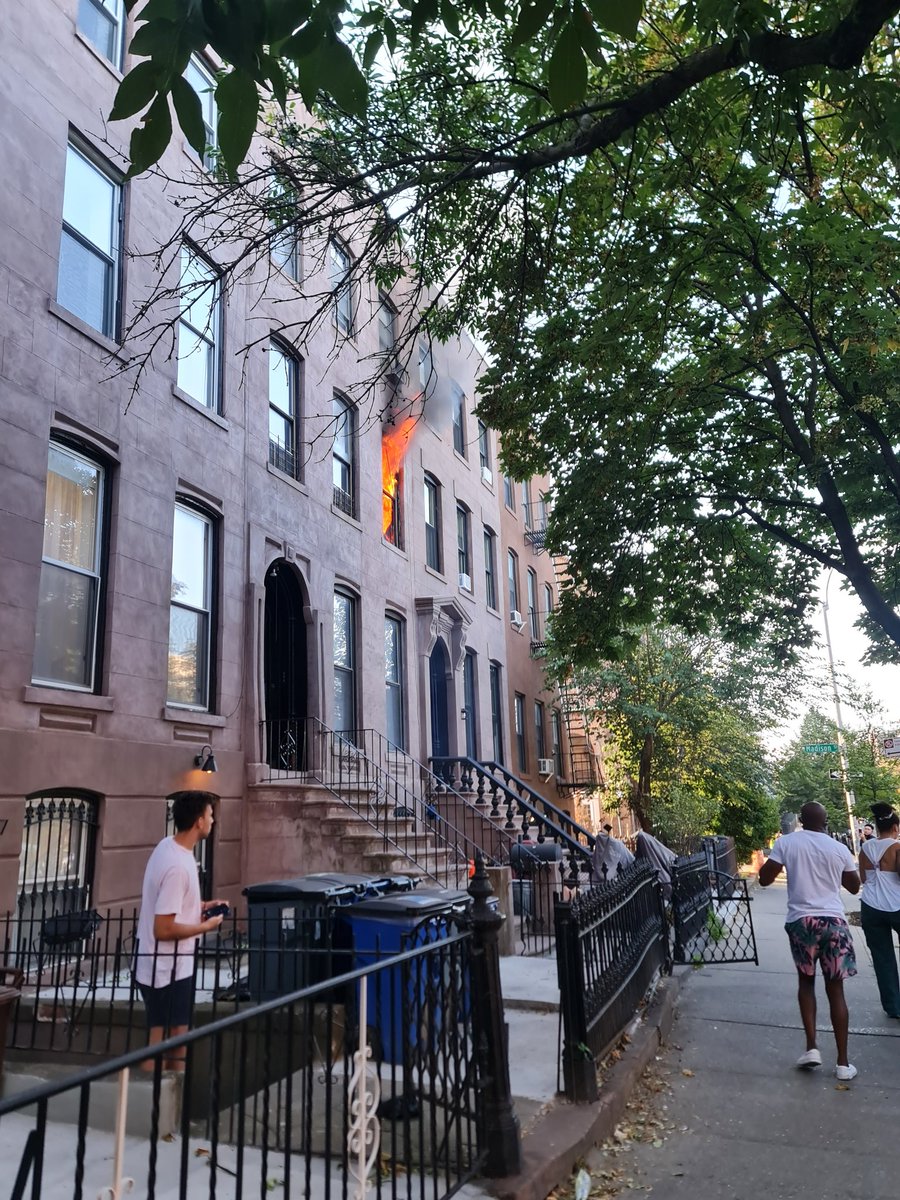 jemmawei's tweet photo. on the way to the airport this morning and drove by a burning building, my Uber driver LEAPT out of the car and INTO the building while the rest of us screamed at the top of our lungs for people to evacuate, the fire truck came, we rushed to airport, I made my flight. NEW YORK. https://t.co/YLglNDVUn7