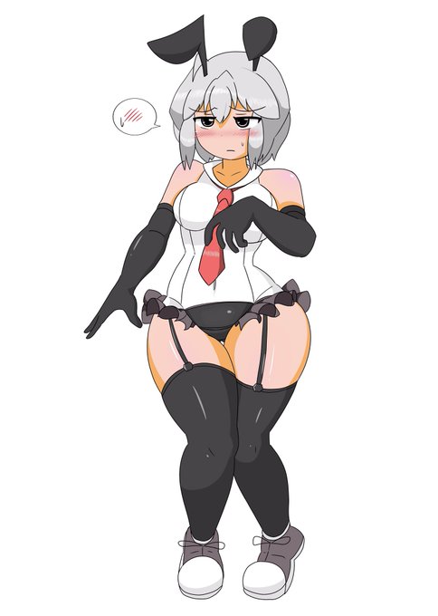 (なんでこんな無駄にピチピチでフリフリで露出度が高いの……) 